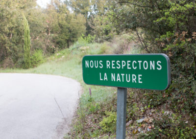 Située dans un écrin de verdure dans le petit village d'Aujargues