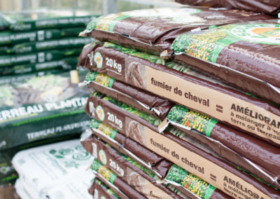 Du terreaux, des engrais, des insecticides, vous trouverez tout pour entretenir votre jardin