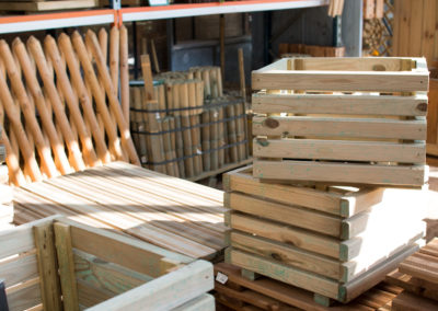 Large choix de pots et clôtures en bois pour le jardin