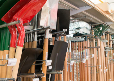Des pelles, des râteaux, des outils pour le jardinier